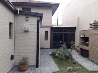 Foto 2 de Casa en venta - 4 dormitorios 2 baños - Cocheras - 255mts2 - Gonnet, La Plata