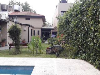 Foto 1 de Casa en venta - 4 dormitorios 2 baños - Cocheras - 255mts2 - Gonnet, La Plata