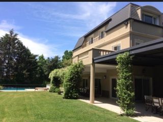 Foto 1 de Venta - Excelente casa sobre lote de 2200 m2 en La Emilia - VCO Propiedades