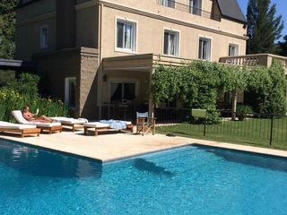 Foto 2 de Venta - Excelente casa sobre lote de 2200 m2 en La Emilia - VCO Propiedades