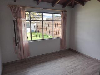 Casa en renta de 4 dormitorios, con estudio, 3 parqueaderos y amplios jardines, sector Capelo