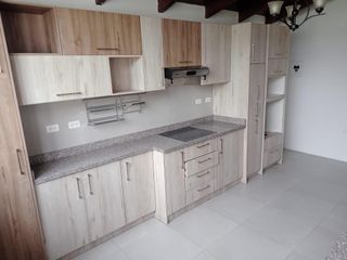 Casa en renta de 4 dormitorios, con estudio, 3 parqueaderos y amplios jardines, sector Capelo