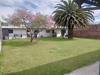 Casa en renta de 4 dormitorios, con estudio, 3 parqueaderos y amplios jardines, sector Capelo