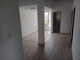 Casa en renta de 4 dormitorios, con estudio, 3 parqueaderos y amplios jardines, sector Capelo