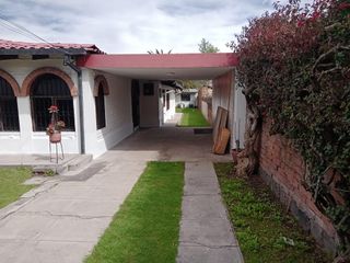 Casa en renta de 4 dormitorios, con estudio, 3 parqueaderos y amplios jardines, sector Capelo