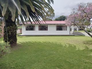 Casa en renta de 4 dormitorios, con estudio, 3 parqueaderos y amplios jardines, sector Capelo