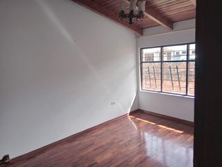 Casa en renta de 4 dormitorios, con estudio, 3 parqueaderos y amplios jardines, sector Capelo