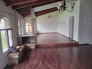 Casa en renta de 4 dormitorios, con estudio, 3 parqueaderos y amplios jardines, sector Capelo