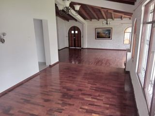 Casa en renta de 4 dormitorios, con estudio, 3 parqueaderos y amplios jardines, sector Capelo