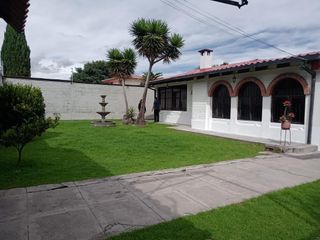 Casa en renta de 4 dormitorios, con estudio, 3 parqueaderos y amplios jardines, sector Capelo