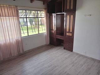 Casa en renta de 4 dormitorios, con estudio, 3 parqueaderos y amplios jardines, sector Capelo