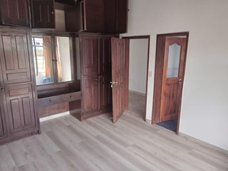 Casa en renta de 4 dormitorios, con estudio, 3 parqueaderos y amplios jardines, sector Capelo