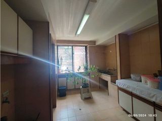 En venta amplio apartamento en la tomatera, Poblado