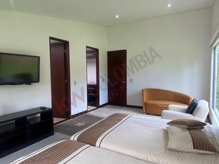 Foto 2 de Renta Espectacular Casa Campestre Amoblada 356m2 en un solo nivel más altillo