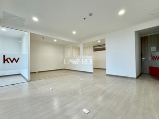 Foto 6 de Venta - Oficina Con Excelentes Acabados Y Vista Exterior En Sabana Park