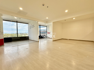 Foto 5 de Venta - Oficina Con Excelentes Acabados Y Vista Exterior En Sabana Park
