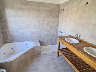 Foto 18 de Amplia casa en venta con salida a la laguna - El Cantón