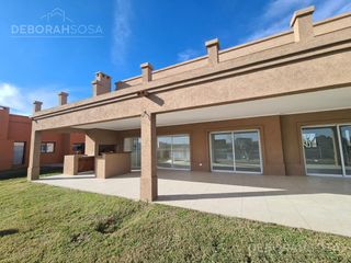 Foto 9 de Amplia casa en venta con salida a la laguna - El Cantón