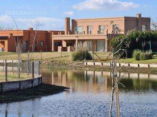 Foto 2 de Amplia casa en venta con salida a la laguna - El Cantón