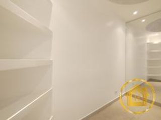 Foto 7 de Venta de Oficina con parqueadero y bodega, amplia vista hacia Av. Mariscal Sucre El Condado