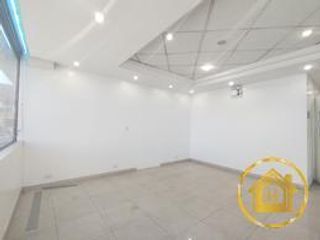 Foto 4 de Venta de Oficina con parqueadero y bodega, amplia vista hacia Av. Mariscal Sucre El Condado