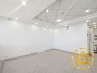 Foto 3 de Venta de Oficina con parqueadero y bodega, amplia vista hacia Av. Mariscal Sucre El Condado