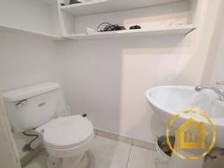 Foto 10 de Venta de Oficina con parqueadero y bodega, amplia vista hacia Av. Mariscal Sucre El Condado