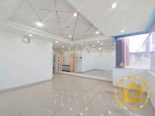 Foto 2 de Venta de Oficina con parqueadero y bodega, amplia vista hacia Av. Mariscal Sucre El Condado