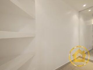 Foto 8 de Venta de Oficina con parqueadero y bodega, amplia vista hacia Av. Mariscal Sucre El Condado
