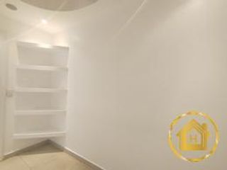 Foto 6 de Venta de Oficina con parqueadero y bodega, amplia vista hacia Av. Mariscal Sucre El Condado
