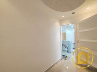 Foto 5 de Venta de Oficina con parqueadero y bodega, amplia vista hacia Av. Mariscal Sucre El Condado