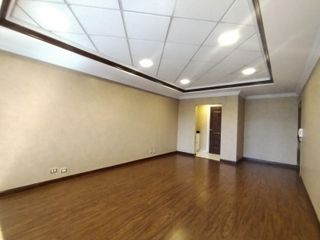 Renta de Oficina con sala de reuniones 100m², con 2 parqueaderos, sector el Condado.