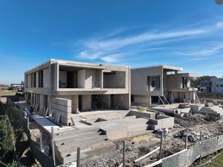Foto 1 de Casa en venta y alquiler anual al rio, en barrio El Yacht, Nordelta, Tigre