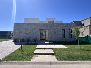 Foto 1 de Venta Casa 4 dormitorios en  Santa Ana