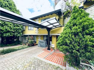 Casa Remodelada en unidad cerrada Loma de Los Bernal