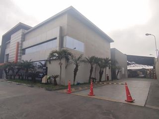 Foto 2 de En Venta Amplio Local Industrial en Cercado de Lima