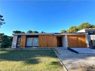 Foto 4 de BARRIO PIONEROS PINAMAR- CASA DE CATEGORIA