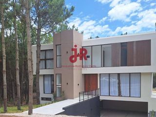 Foto 1 de CODIGO 706 - Casa en alquiler - Costa Esmeralda - PILETA CLIMATIZADA