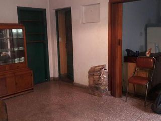 Foto 1 de CASA EN ESQUINA CON POSIBILIDADES COMERCIALES