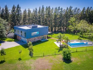 Foto 2 de Casa en venta - 4 dormitorios 3 baños - 276mts2 - Haras del Sur II, La Plata [FINANCIADA]