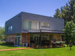 Foto 3 de Casa en venta - 4 dormitorios 3 baños - 276mts2 - Haras del Sur II, La Plata [FINANCIADA]