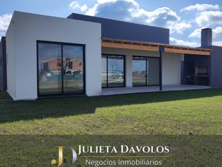 Foto 1 de Casa en  Venta 5 Ambientes Puertos del lago Barrio Riberas-Escobar-Maschwitz