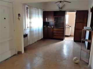 Foto 2 de Casa en venta - 3 dormitorios 2 baños - Cocheras - 130 mts2 - Los Hornos, La Plata