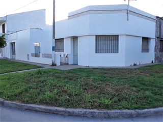 Foto 1 de Casa en venta - 3 dormitorios 2 baños - Cocheras - 130 mts2 - Los Hornos, La Plata