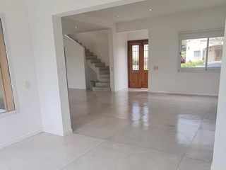 Foto 19 de Casa en VENTA San Isidro Labrador - 5 ambientes con dependencia de servicio