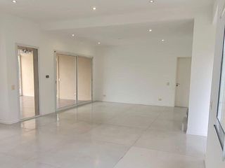 Foto 10 de Casa en VENTA San Isidro Labrador - 5 ambientes con dependencia de servicio
