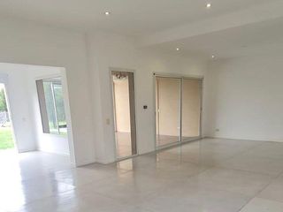 Foto 4 de Casa en VENTA San Isidro Labrador - 5 ambientes con dependencia de servicio