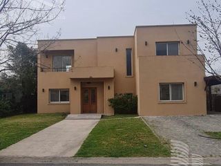 Foto 1 de Casa en VENTA San Isidro Labrador - 5 ambientes con dependencia de servicio