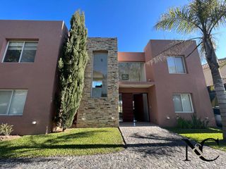 Foto 2 de Casa en Venta en San Isidro Labrador al golf