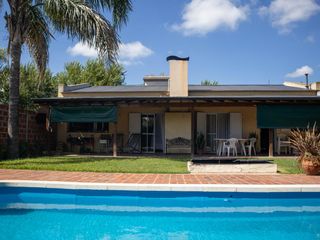 Foto 1 de Casa con pileta cerca del centro de Lobos a la VENTA